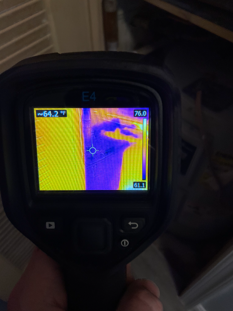 FLIR E4 thermal image showing temperature differential across a saturated wall section